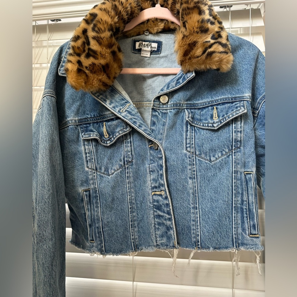 old forever 21 denim crop jacket with removable faux fur collar. size small
